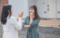 ご近所でパートナーの浮気の噂話