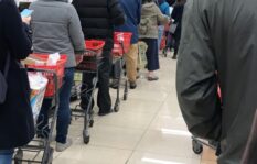 年末の買い出し時にパートナーの浮気相手と遭遇？どう対処すべき？