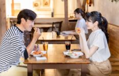 ランチ仲間が浮気相手？ただの友達との見分け方は？
