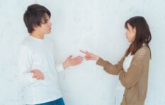 パートナーと浮気相手のチャットを発見！この後やるべきことは？
